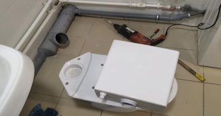 Установка напольного унитаза в Кизляре: монтаж под ключ от СантехДомКзр от 5085 рублей.