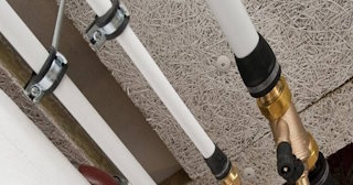 Замена труб водоснабжения в квартире: цена от 2034 руб. - СантехДомКзр